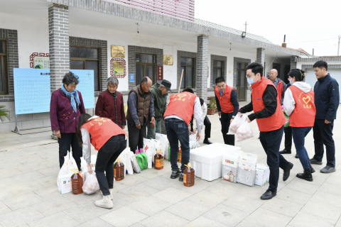 走訪慰問送溫暖  企地共建筑和諧}