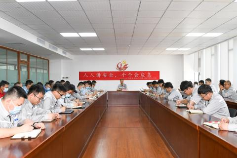 裕龍發(fā)展公司舉行“安全生產(chǎn)月”活動(dòng)啟動(dòng)儀式}